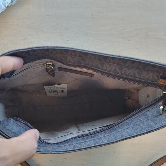 Michael Kors Jet Set Travel Large Logo Messenger Bag - Picture 5 of 12